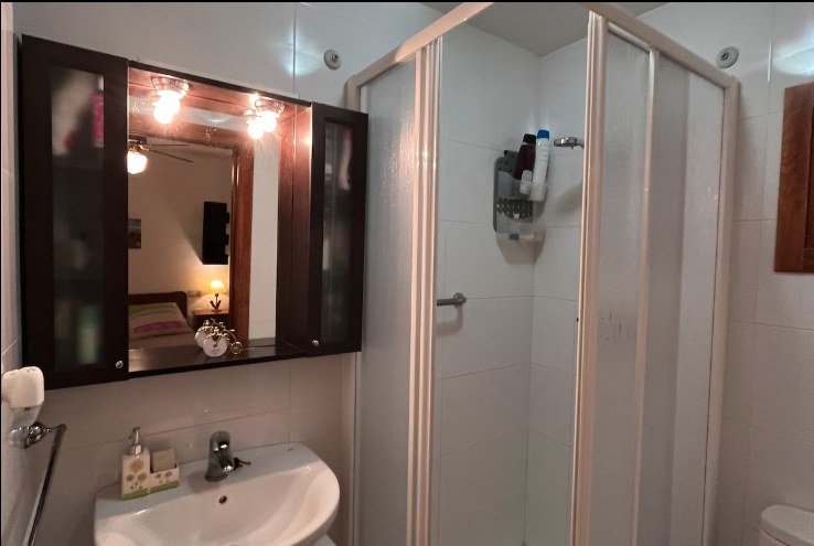 Cherín guest house bathroom
